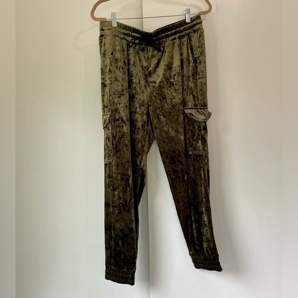 🎈🎈 Green Velvet Cargo Pants